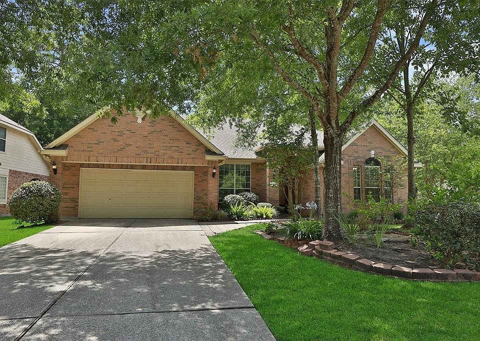 43 Poplar Pine Court. Traditional home located in The Woodlands, larger corner lot with fenced backyard, 2/Tandem garage with workshop space. Now available for new ownership!