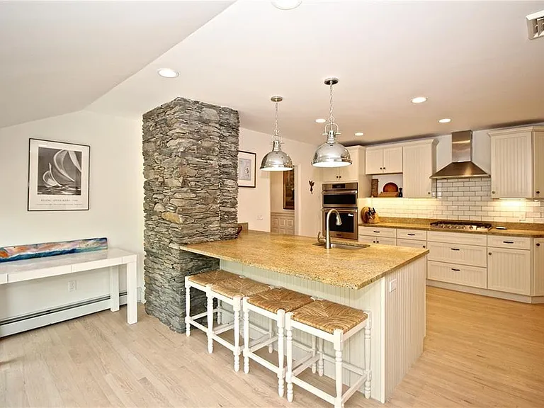 215 Coggeshall Ave — Photo 16