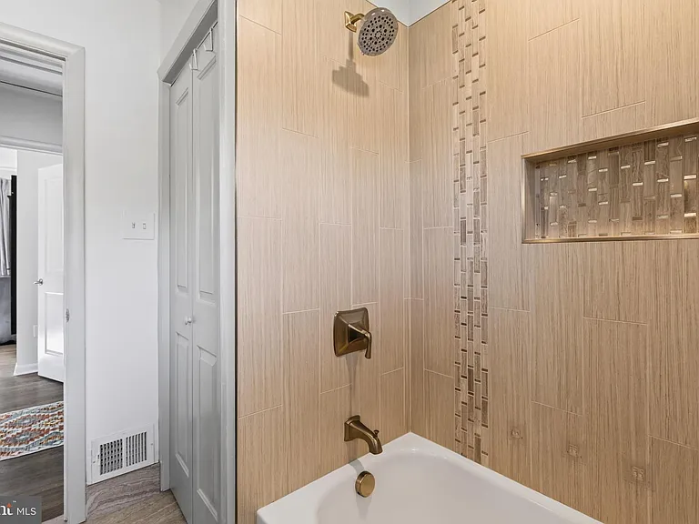 1015 Woods Pl — Photo 16