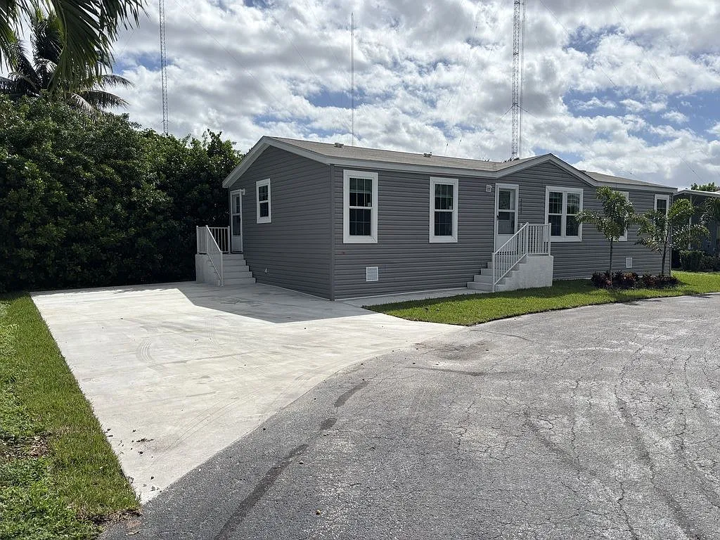 Building Photo - 3447 SW 50th Ln #E-12