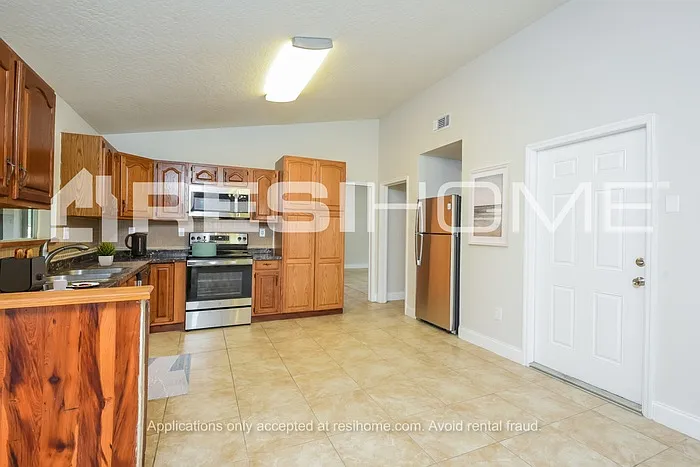 3 bed, 2.0 bath, 1729 sqft, $2,280 — Photo 3