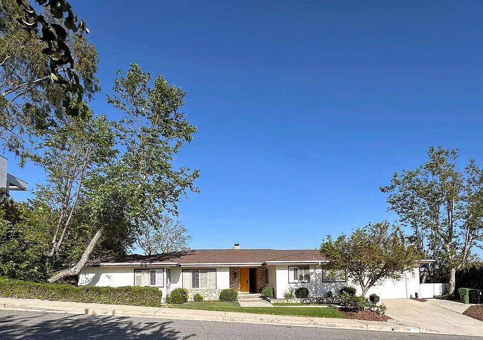 1212 Roberto Ln