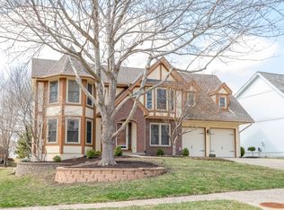 9704 N Kenwood Ct, Kansas City, MO 64155