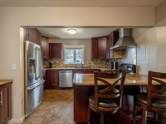 5th image of 410 Pioneer Dr