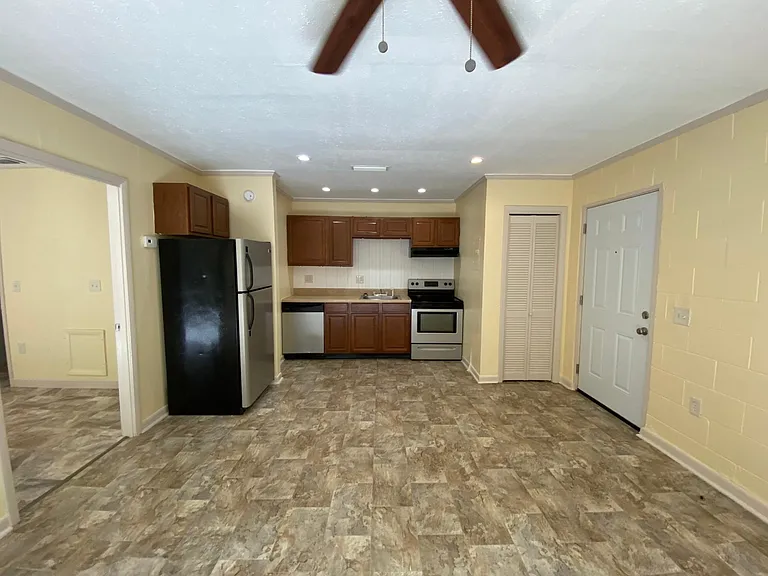 2241 W Pensacola St #16 — Photo 4