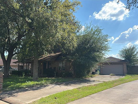 2nd image of 2615 Ridgewood Ln
