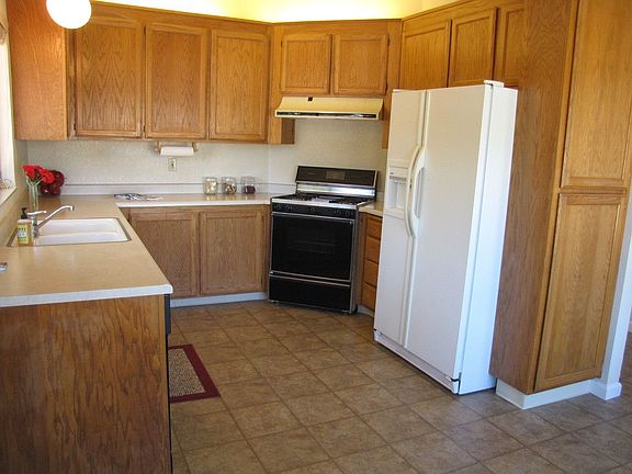 Nice Kitchen w/New Flooring