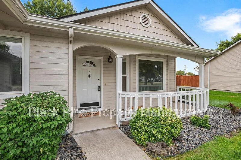 3 bed, 2.0 bath, 1433 sqft, $2,350 — Photo 4