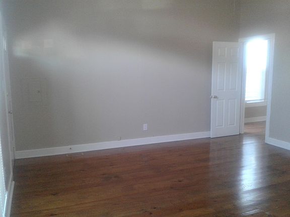 5th image of 2656 Bank St