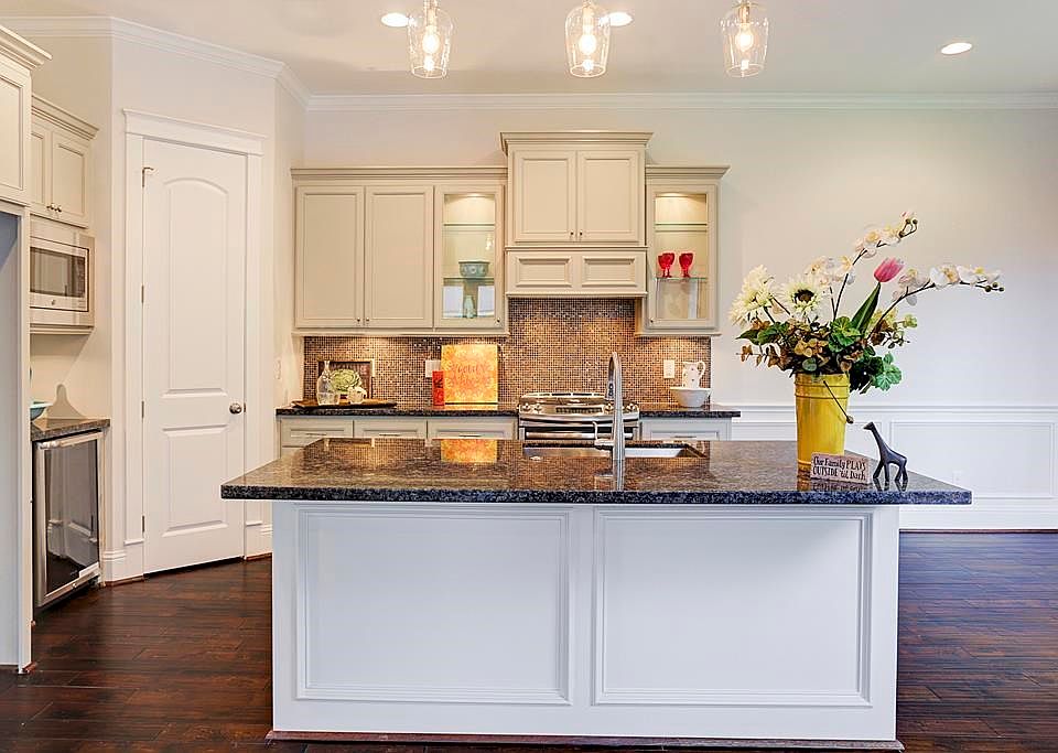 Large island breakfast bar, granite counter and under mount sink