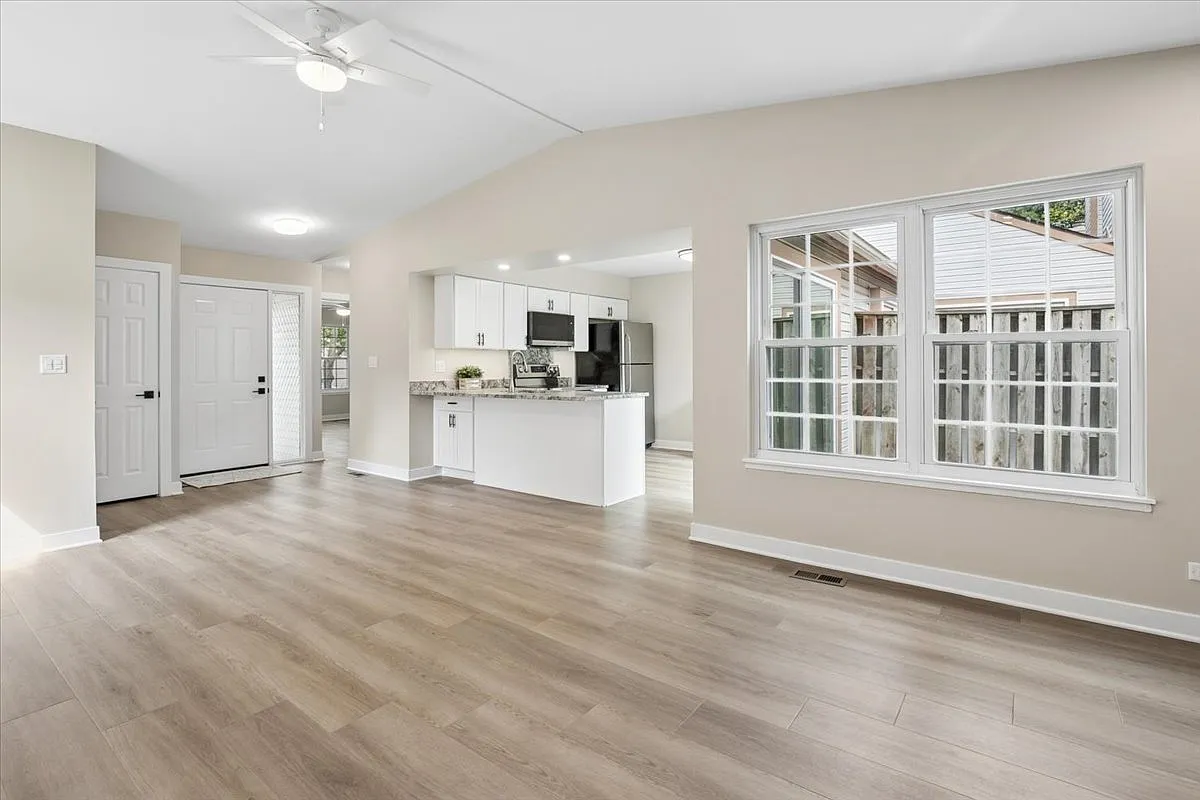 1 bed, 782 sqft, $1,950 — Photo 4