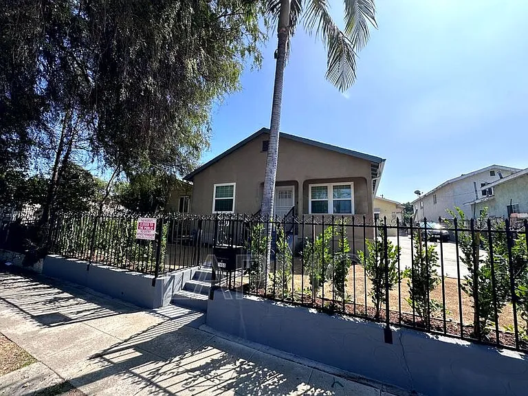 1460 Ricardo St — Photo 33
