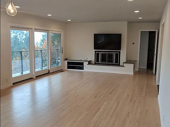 4th image of 700 Oakdale Ave #A