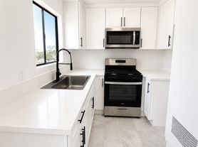 2345 Lincoln Park, 2345 9