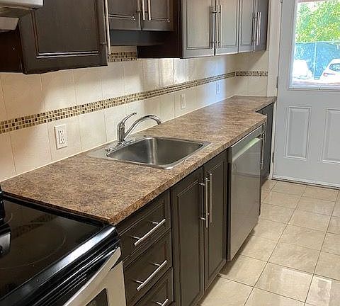 4th image of 570 Gladstone Ave #1