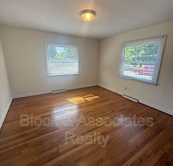 1723 Brook Dr — Photo 3