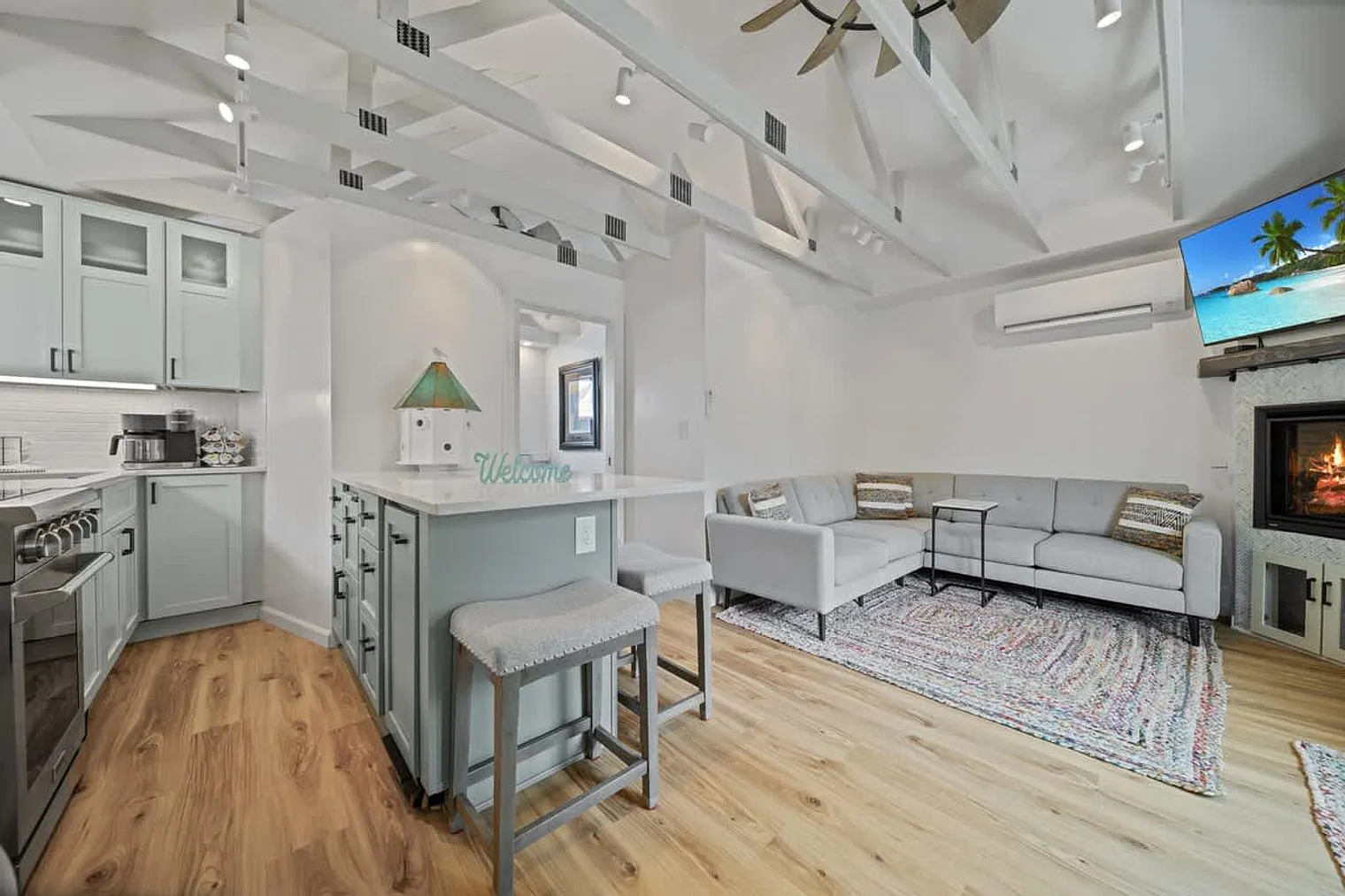 1 bed, 1.0 bath, 592 sqft, $2,408 — Photo 2