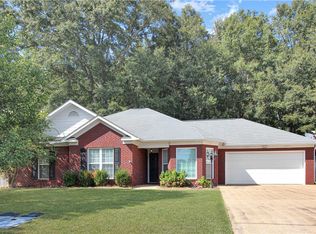 202 Cove Creek Dr, Opelika, AL 36804