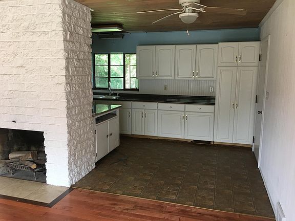 Modern kitchen with pull out shelves 