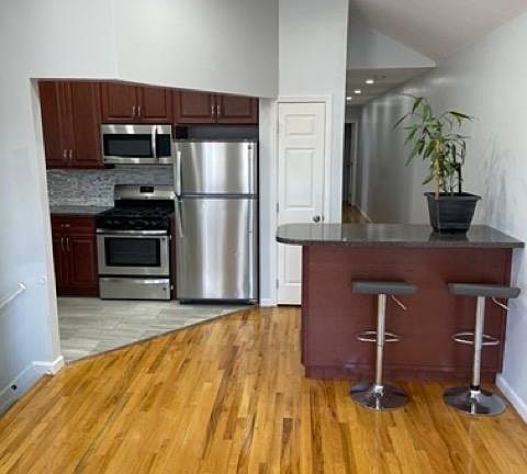 2nd image of 2929 Tenbroeck Ave #2