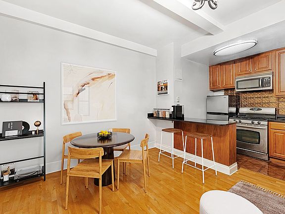 3rd image of 157 E 72nd St APT 1J