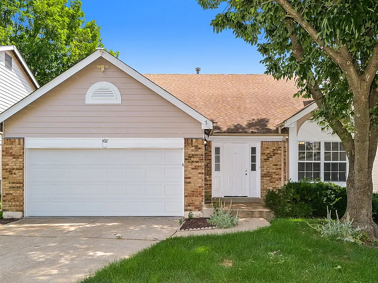 402 Waterside Dr — Photo 1