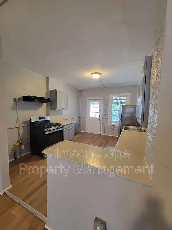 3 bed, 1.0 bath, 1100 sqft, $1,350 — Photo 4