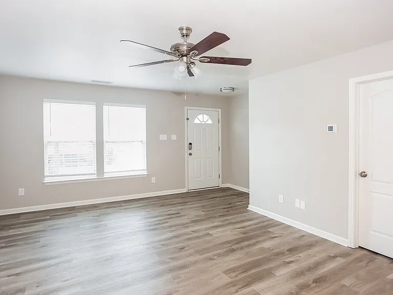 1350 Haestad Ct — Photo 6