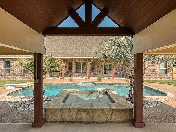 4th image of 1605 Plum Creek Dr