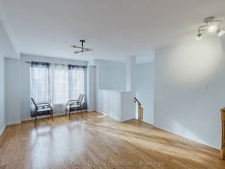 1260 Lamont Cres — Photo 2