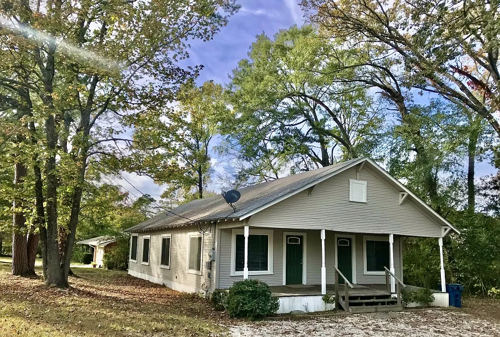 3 bed, 1.5 bath, 1696 sqft, $1,495 — Photo 1