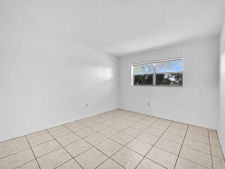 199 SW 15th St #3 — Photo 16
