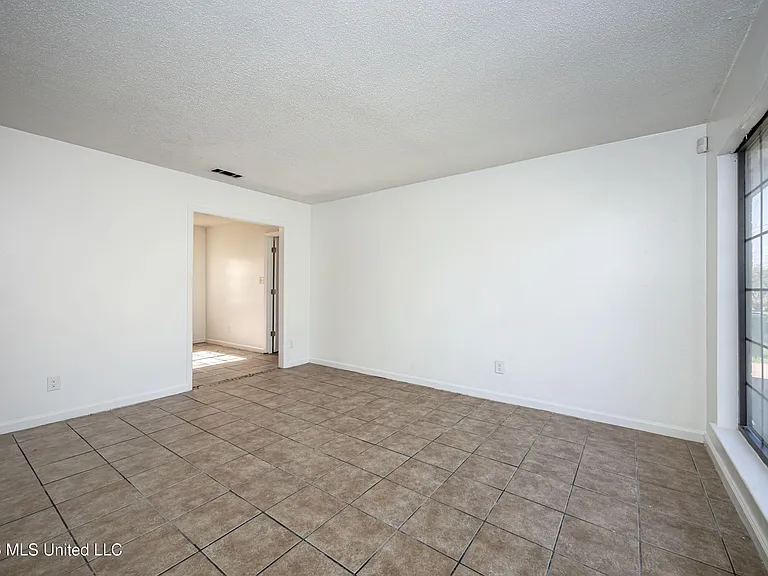 5612 Rose Dr — Photo 5