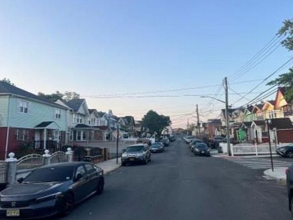 Exterior Neighborhood (street photo)
