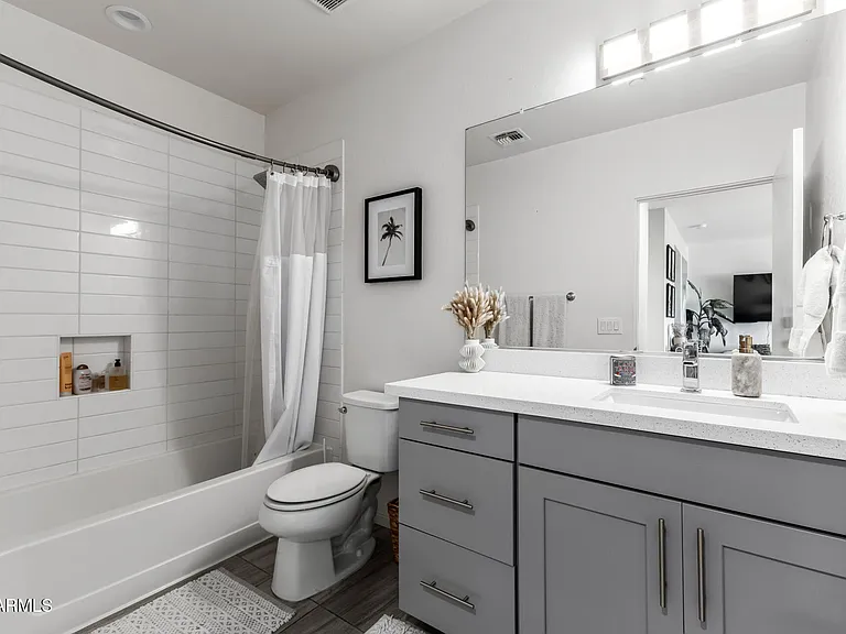 2740 E Roma Ave — Photo 30