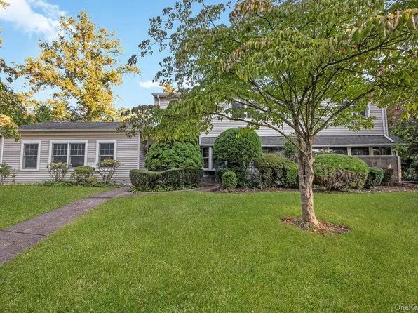 19 Strawberry Lane, Roslyn Heights, NY 11577