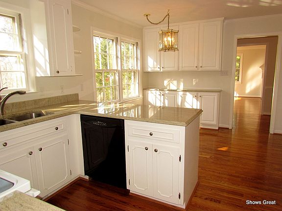 Kitchen with Eat-in