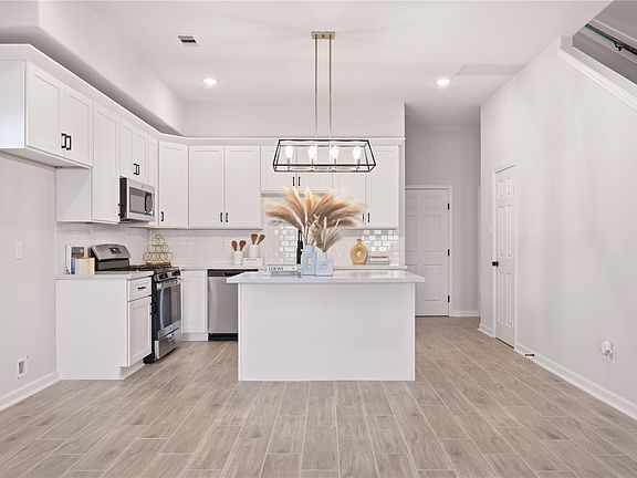 2nd image of 5915 Haight St