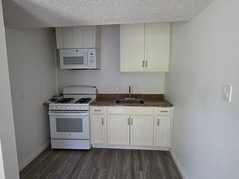 417 N Bush St — Photo 12