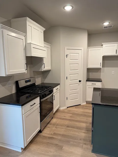 4 bed, 2001 sqft, $2,700 — Photo 3