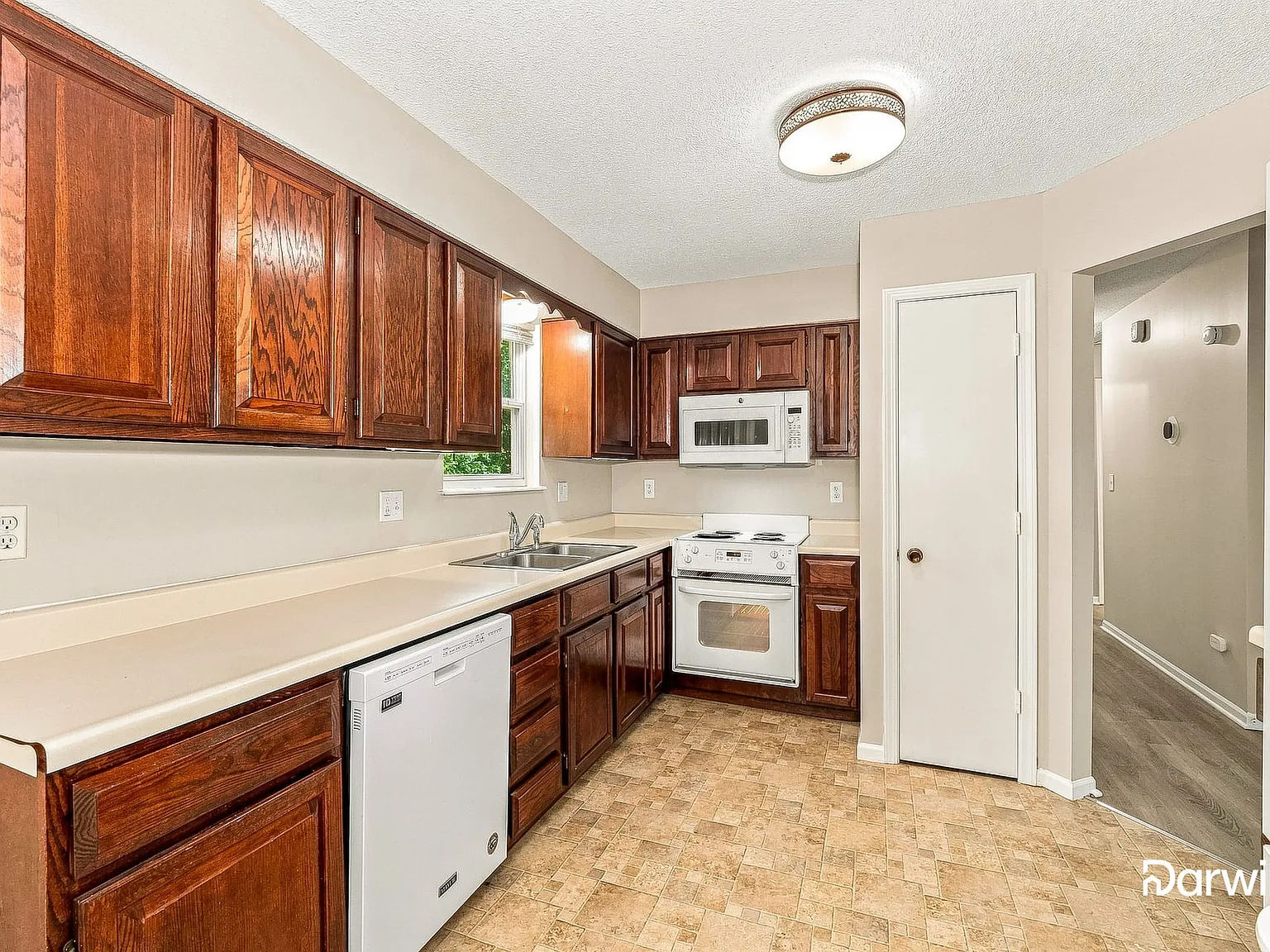 3 bed, 2.5 bath, 1676 sqft, $2,375 — Photo 2