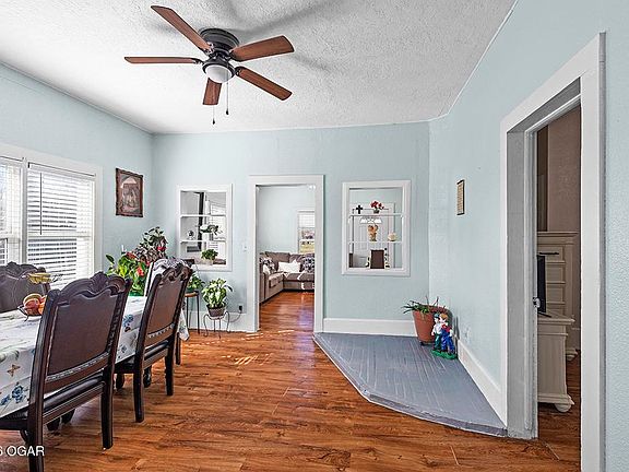 4th image of 129 N School St