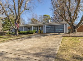 1220 W Ridgeway Dr, Fayetteville, AR 72701