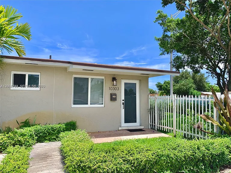 10303 NW 35th Pl — Photo 17