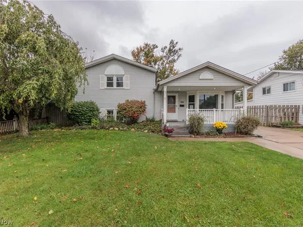 916 West Dr, Sheffield Lake, OH 44054