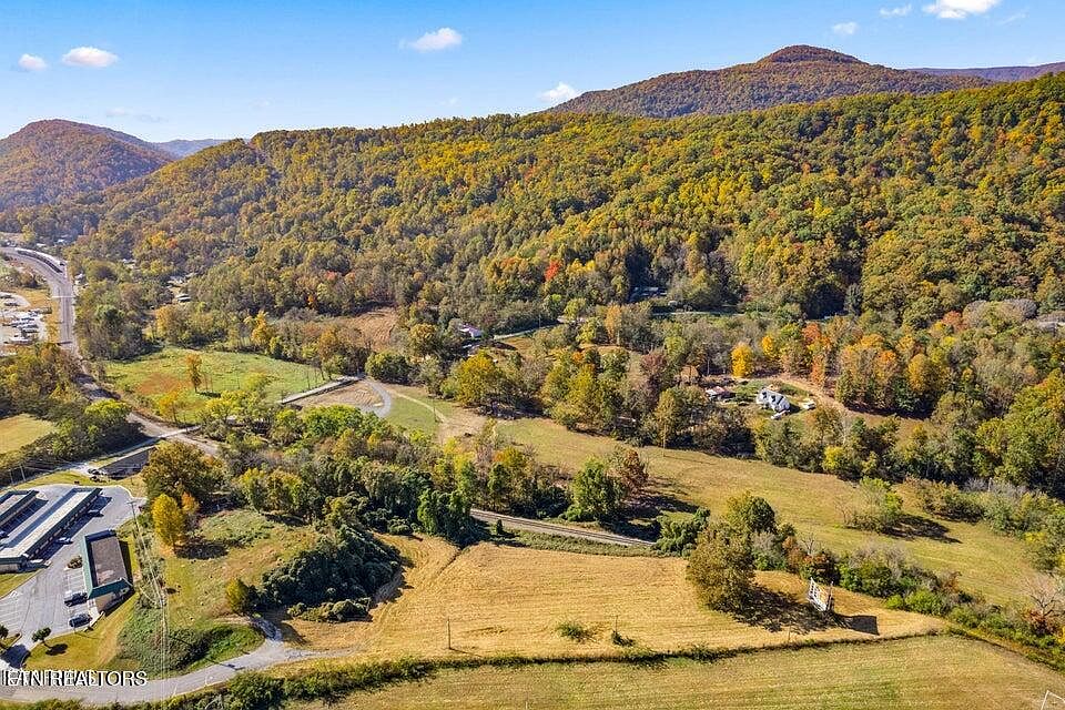 1st image of Colonial Ln