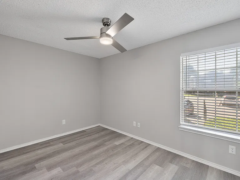 Fairway Greens Apartments — Photo 9