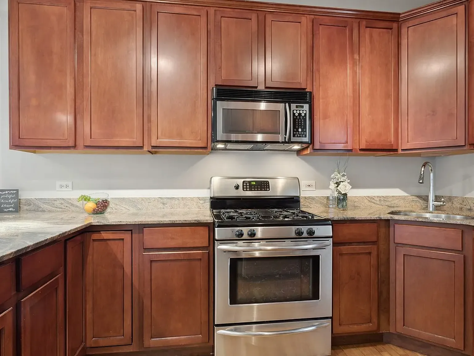 2 bed, 950 sqft, $3,000 — Photo 1