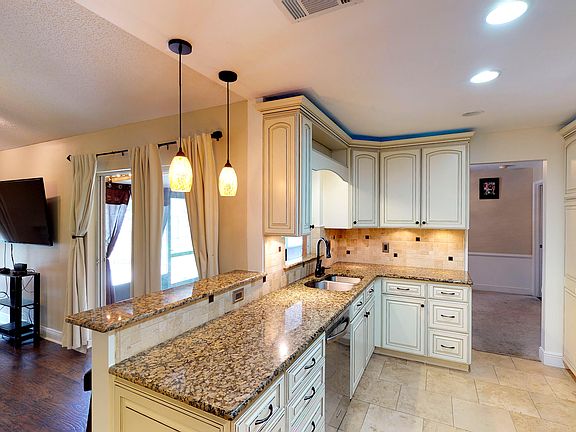 4th image of 1425 Carriage Oak Ct