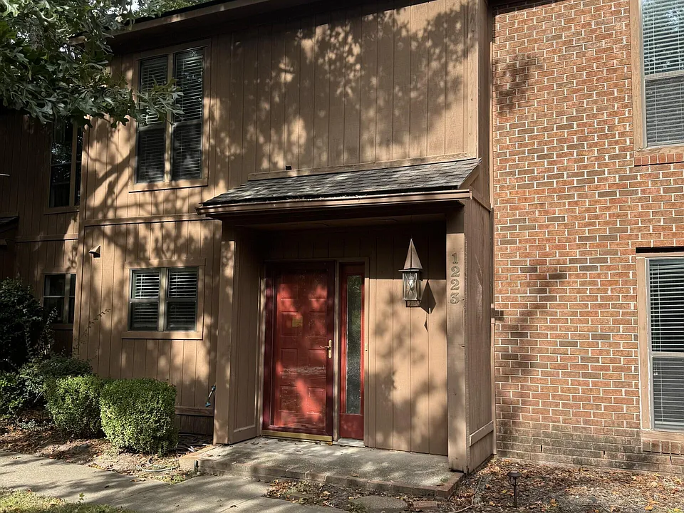 1223 Ash Cir
